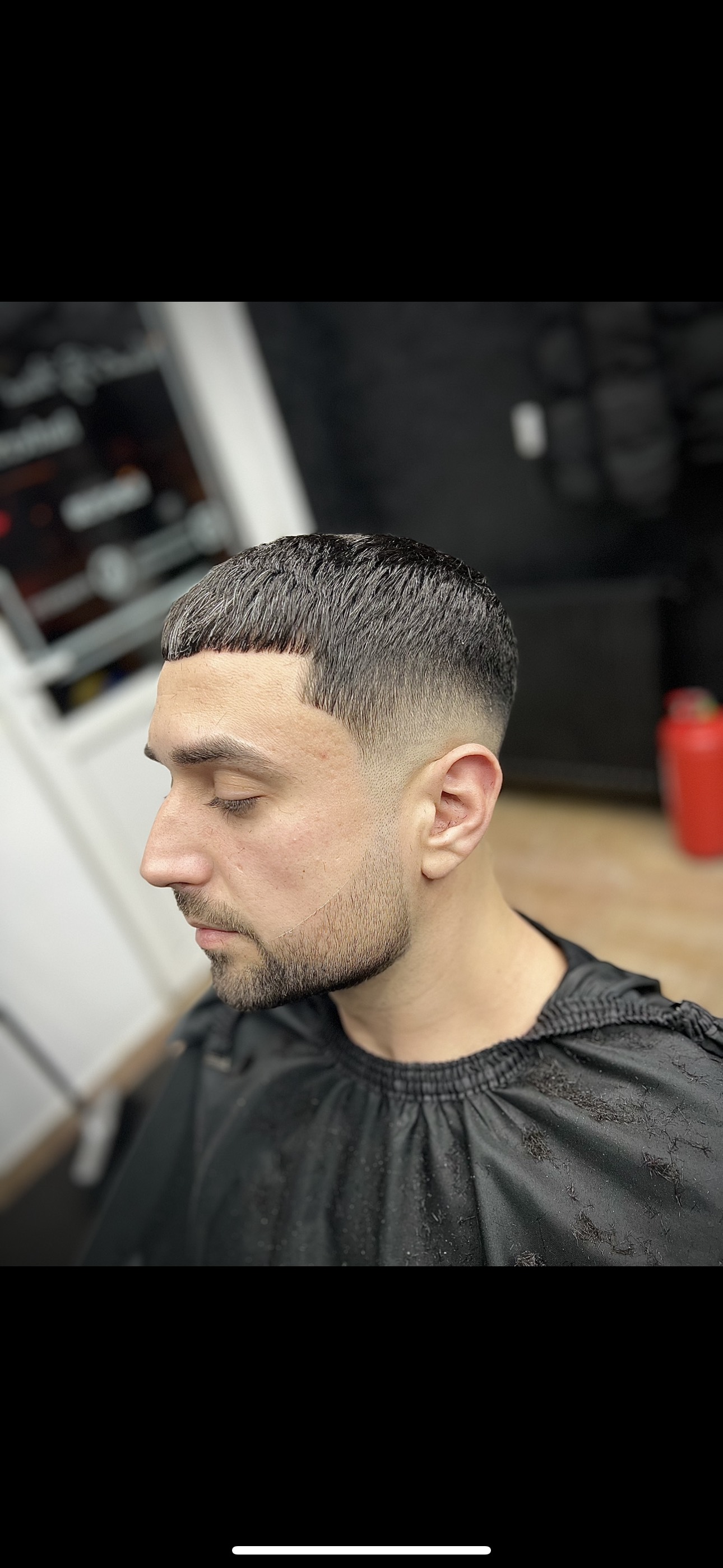 Client al frizeriei care isi isi tunde barba